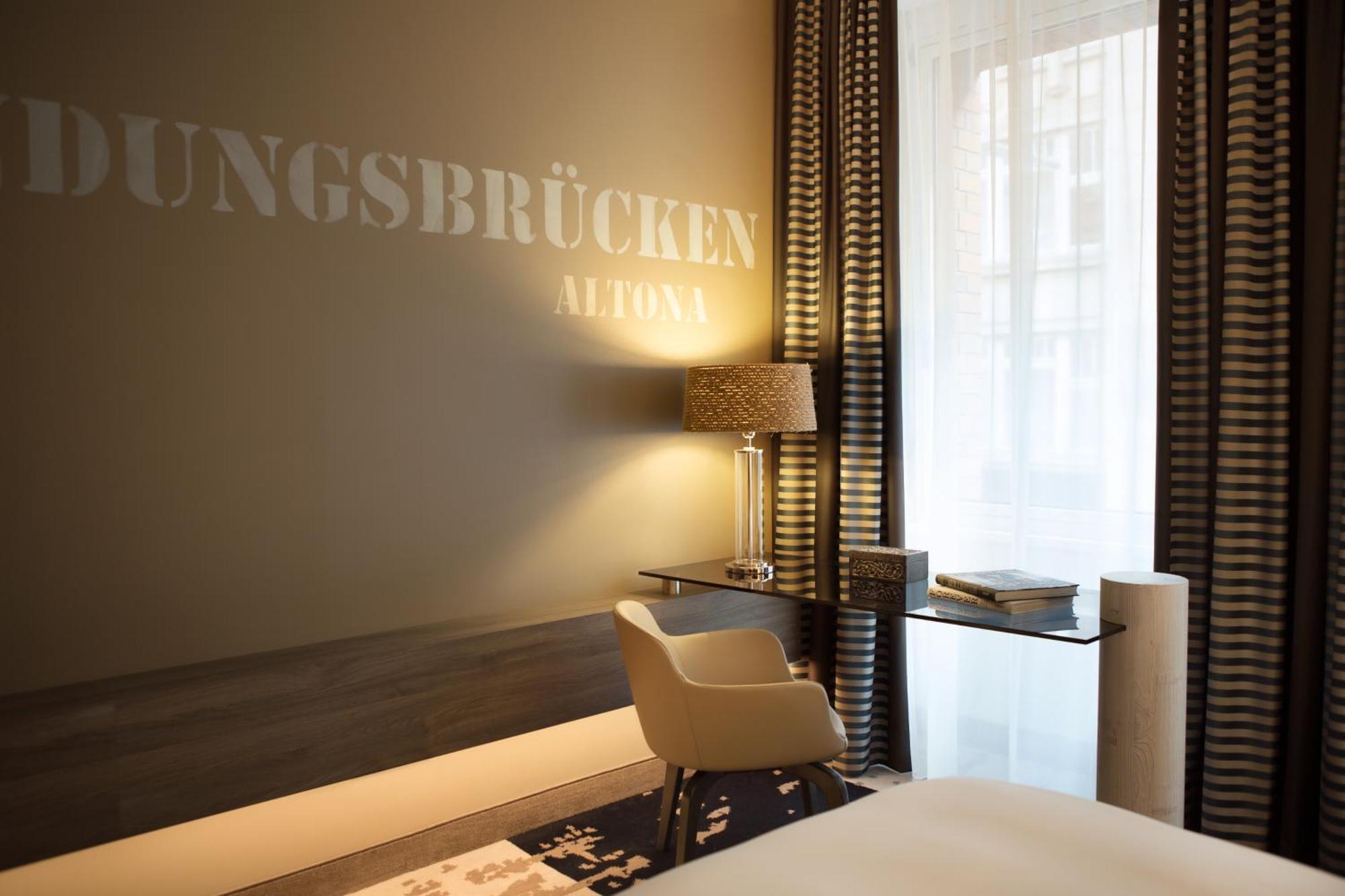 Renaissance Hamburg Hotel Екстер'єр фото A room at the hotel