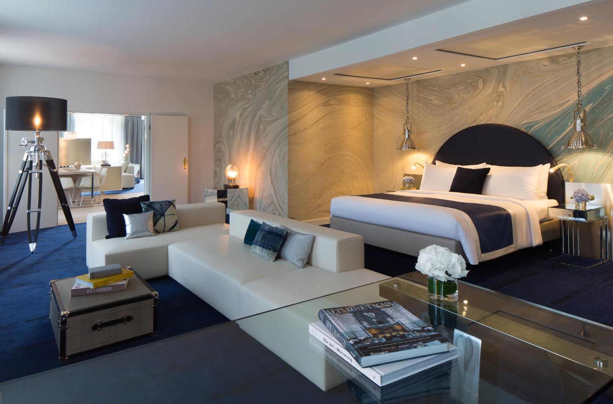 Renaissance Hamburg Hotel Екстер'єр фото A suite at the hotel