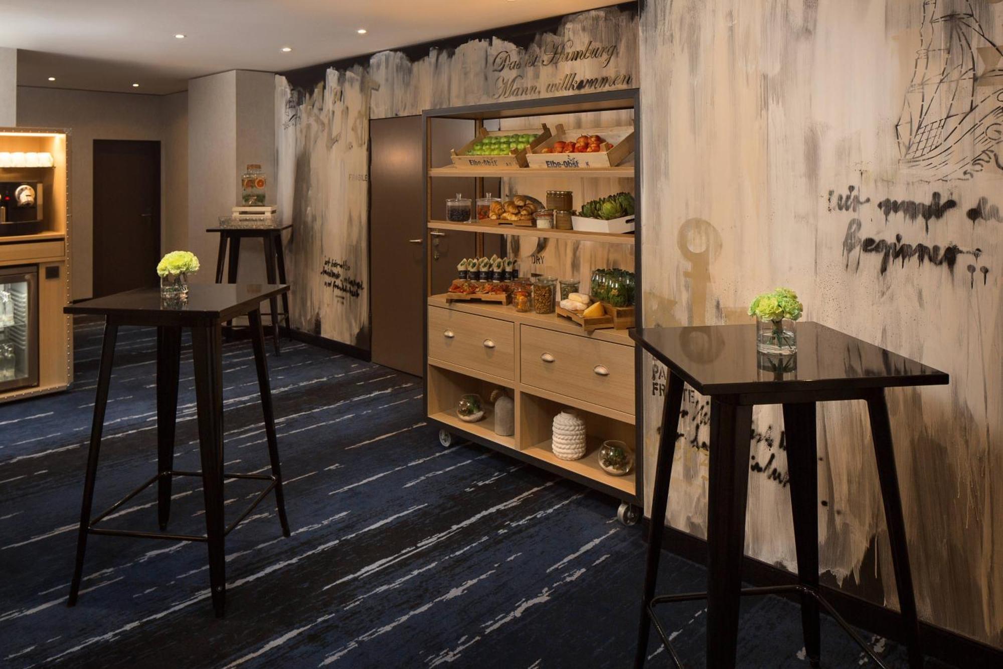Renaissance Hamburg Hotel Екстер'єр фото The lounge at the airport