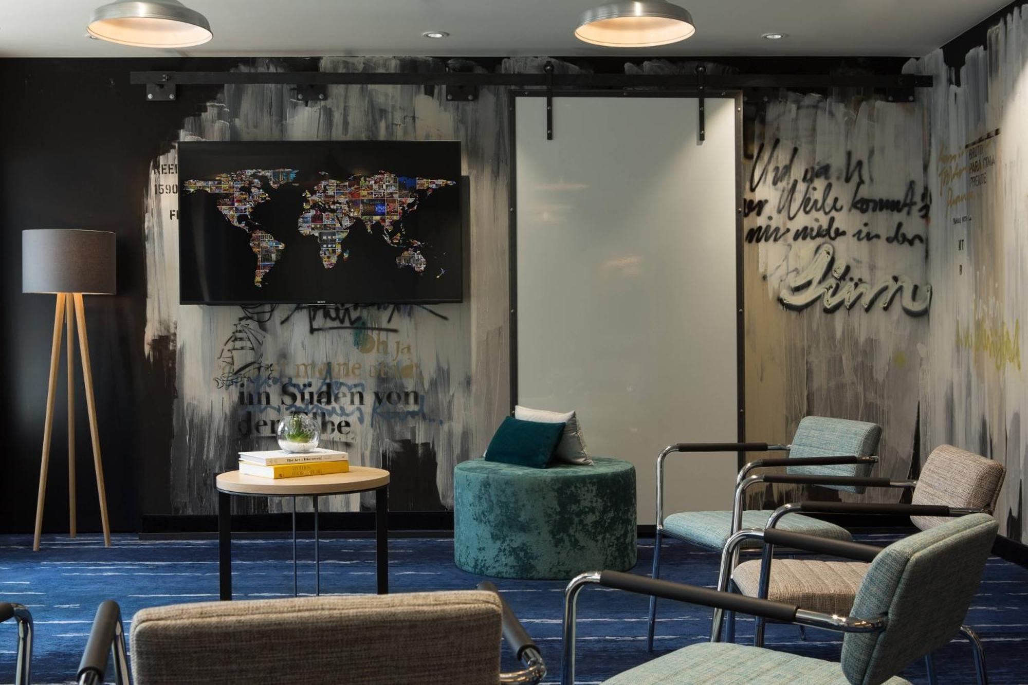 Renaissance Hamburg Hotel Екстер'єр фото The lounge at the airport