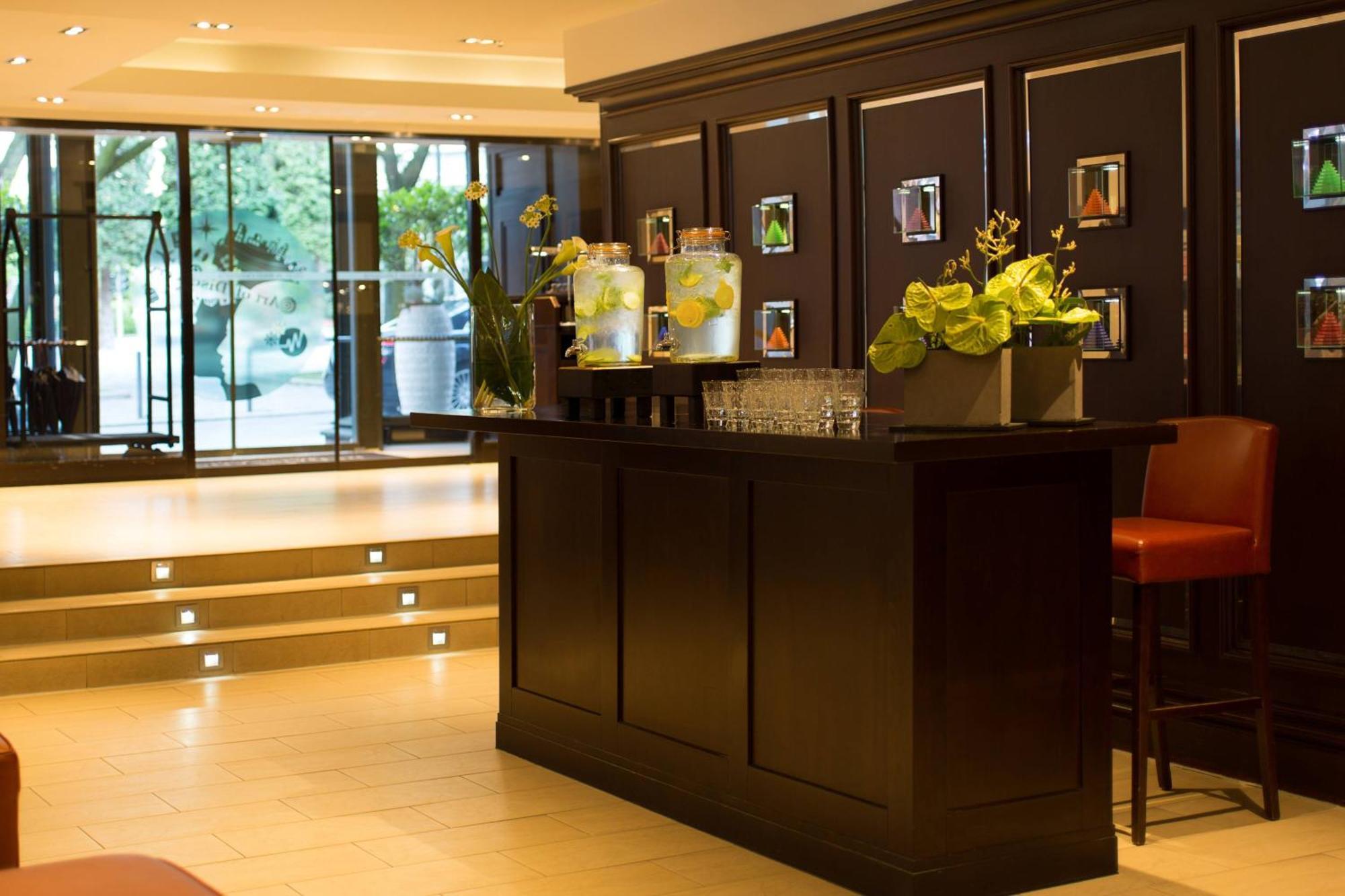 Renaissance Hamburg Hotel Екстер'єр фото The bar at the hotel