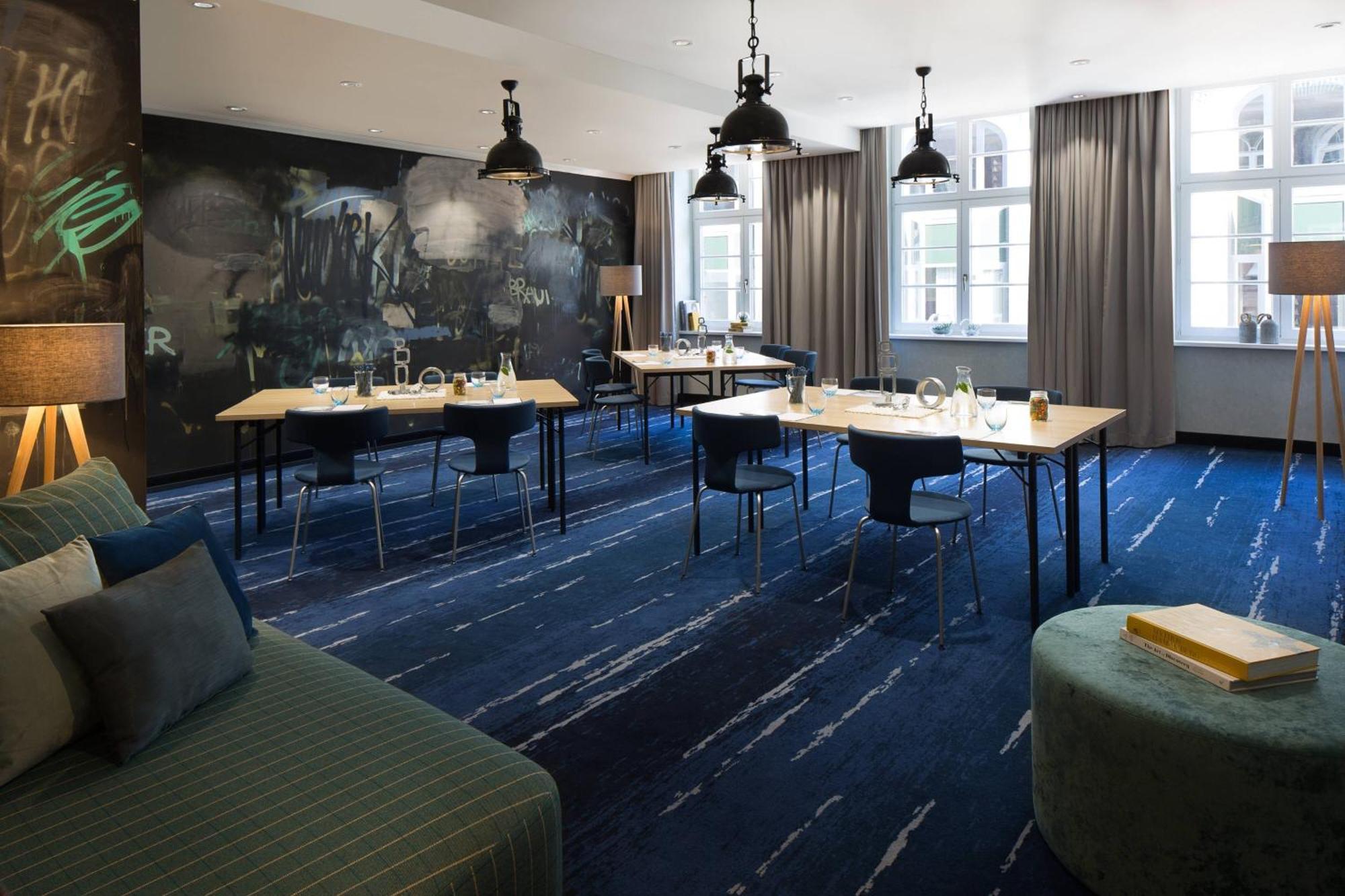 Renaissance Hamburg Hotel Екстер'єр фото The library
