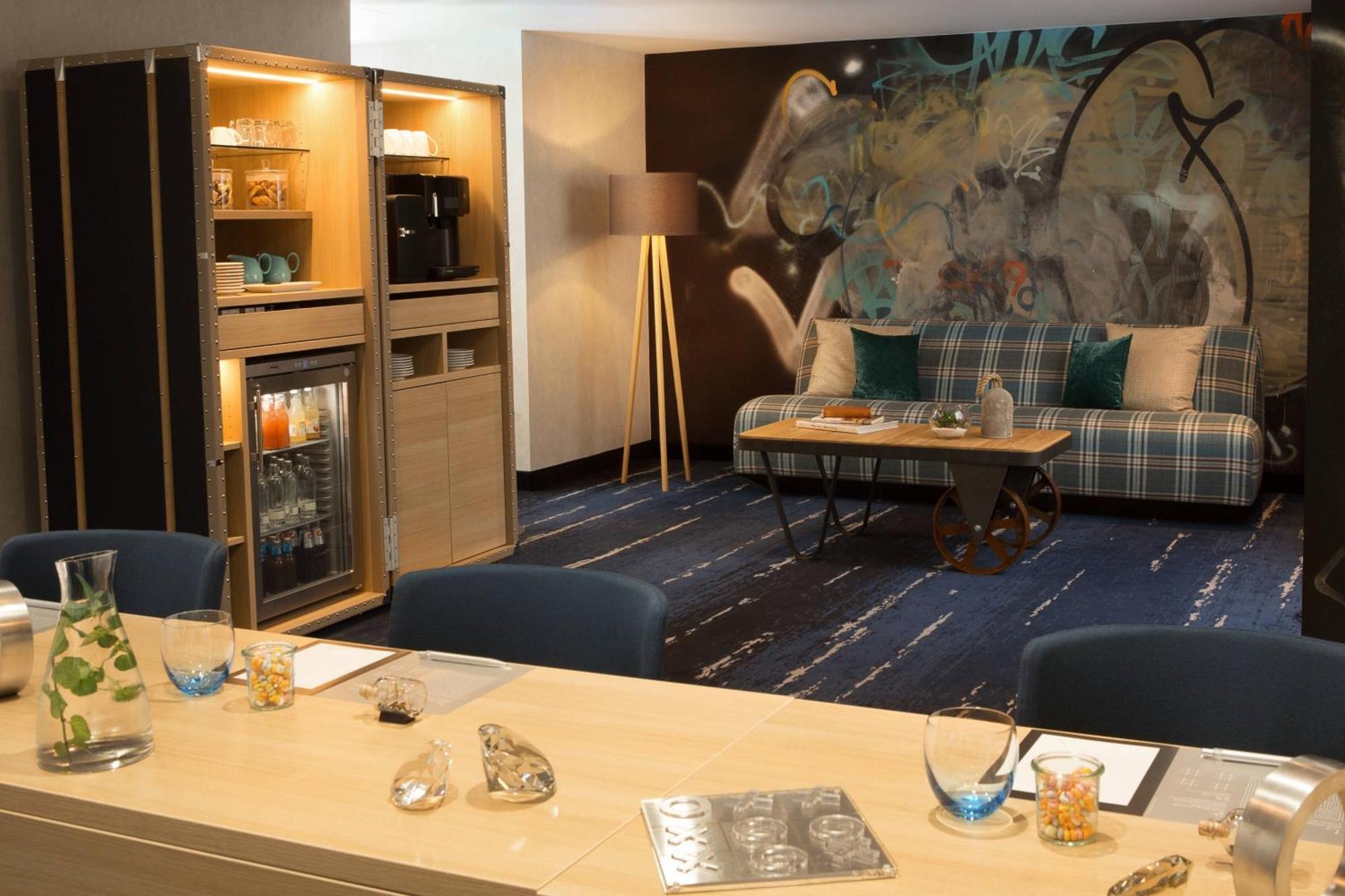 Renaissance Hamburg Hotel Екстер'єр фото A suite at the hotel