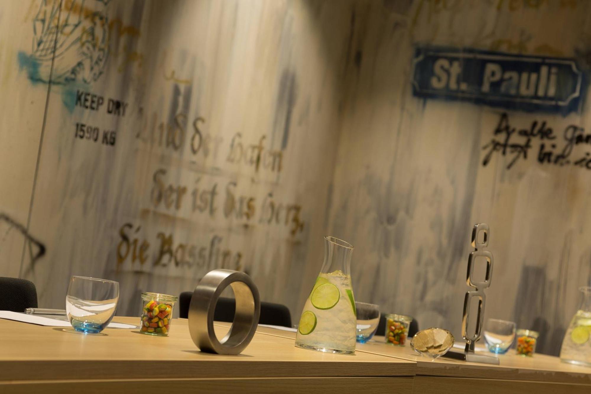 Renaissance Hamburg Hotel Екстер'єр фото Chemistry lab