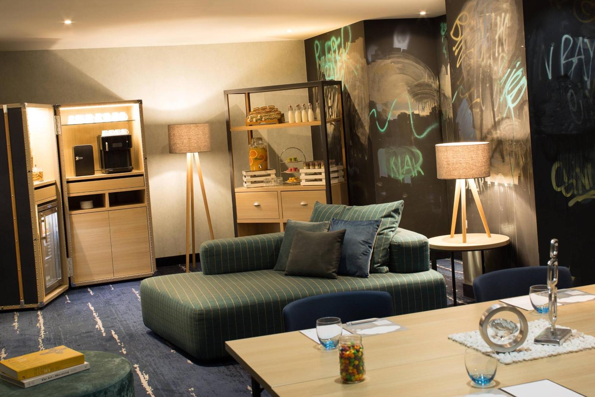 Renaissance Hamburg Hotel Екстер'єр фото A suite at the hotel