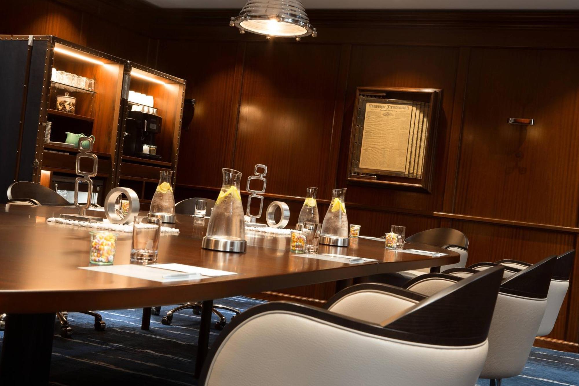 Renaissance Hamburg Hotel Екстер'єр фото The boardroom of the yacht