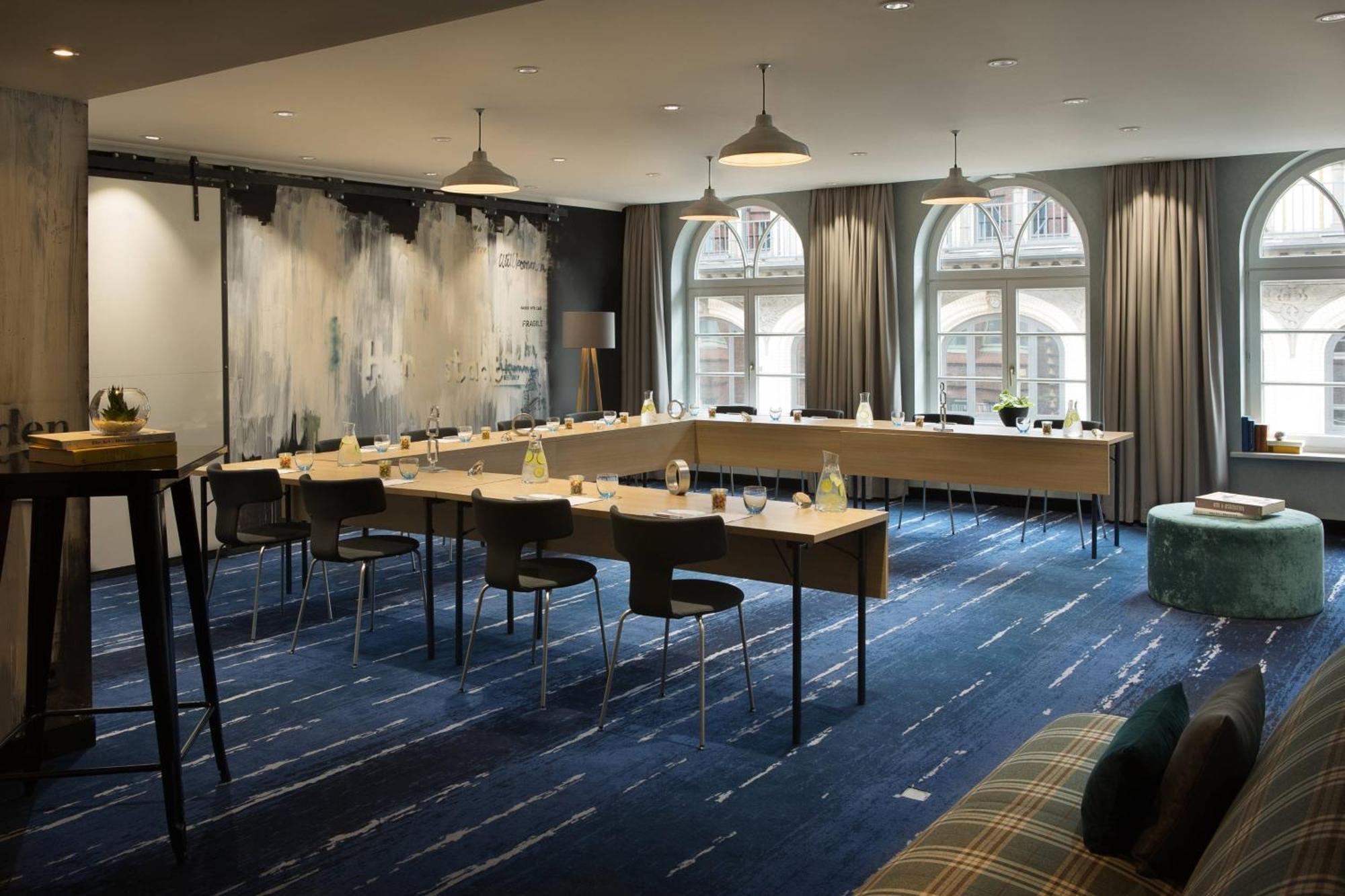 Renaissance Hamburg Hotel Екстер'єр фото The meeting room
