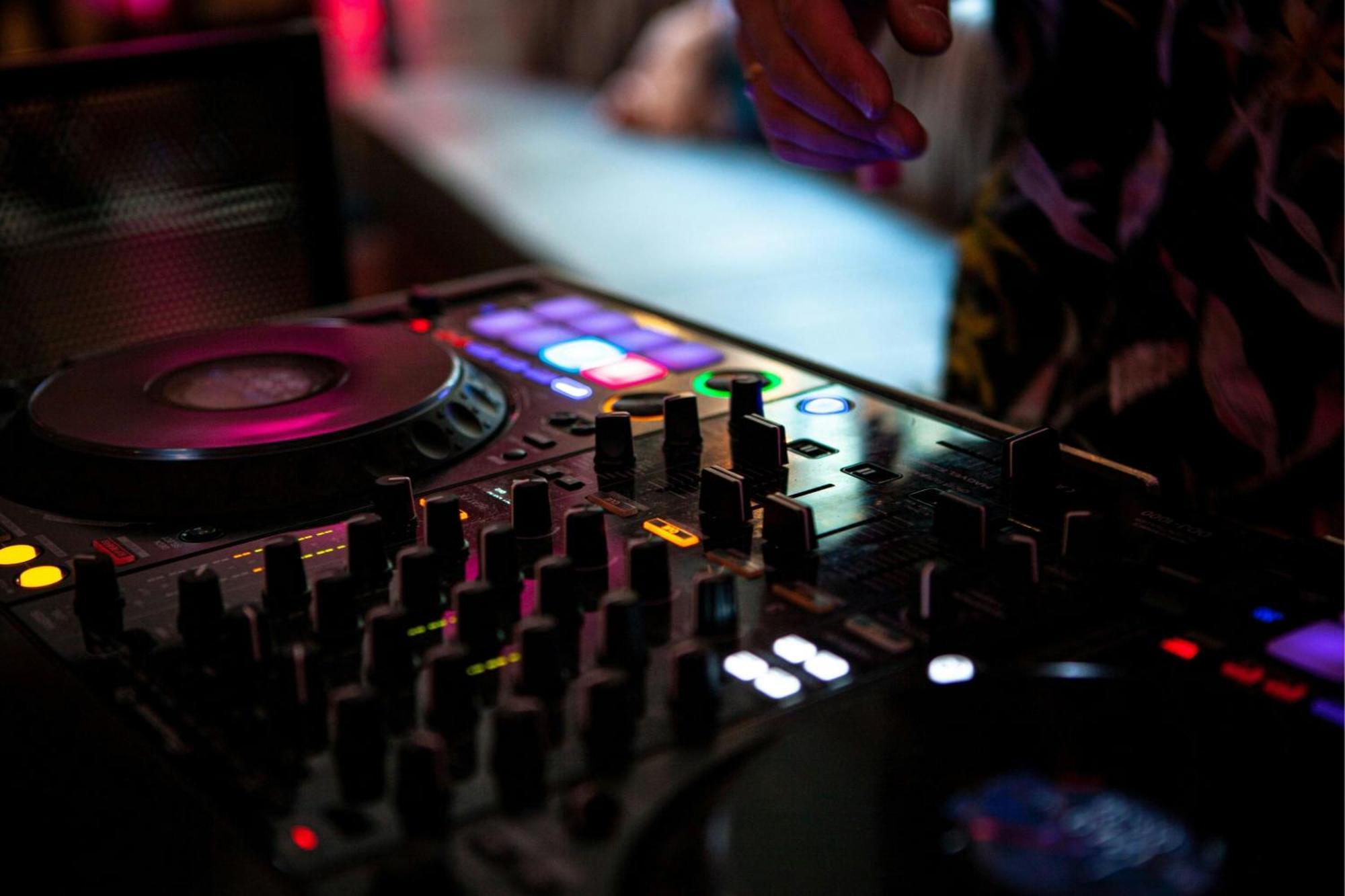 Renaissance Hamburg Hotel Екстер'єр фото A DJ mixing music