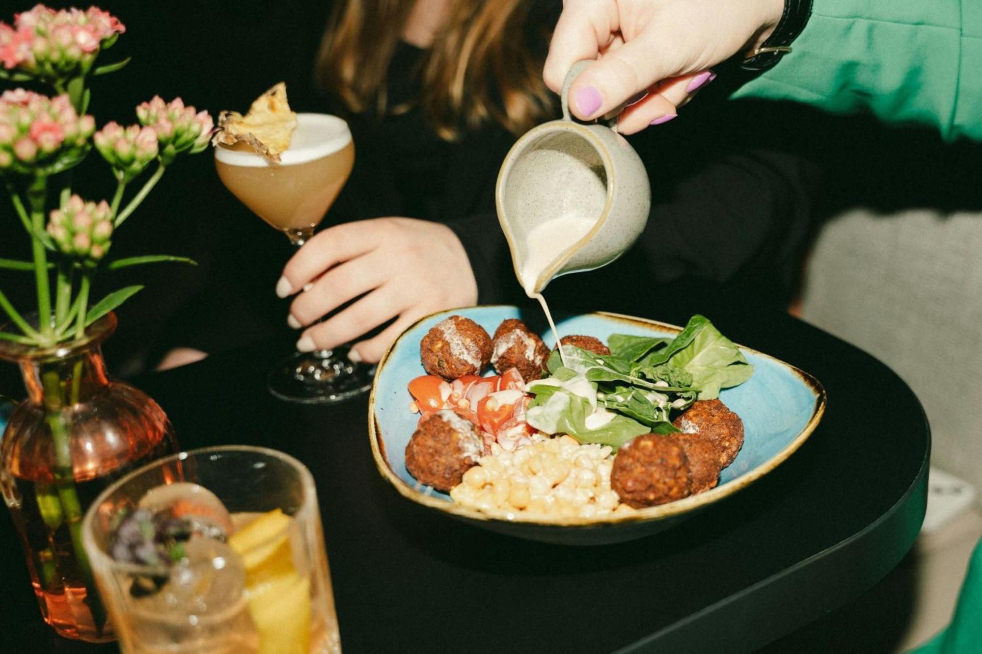 Renaissance Hamburg Hotel Екстер'єр фото Falafel
