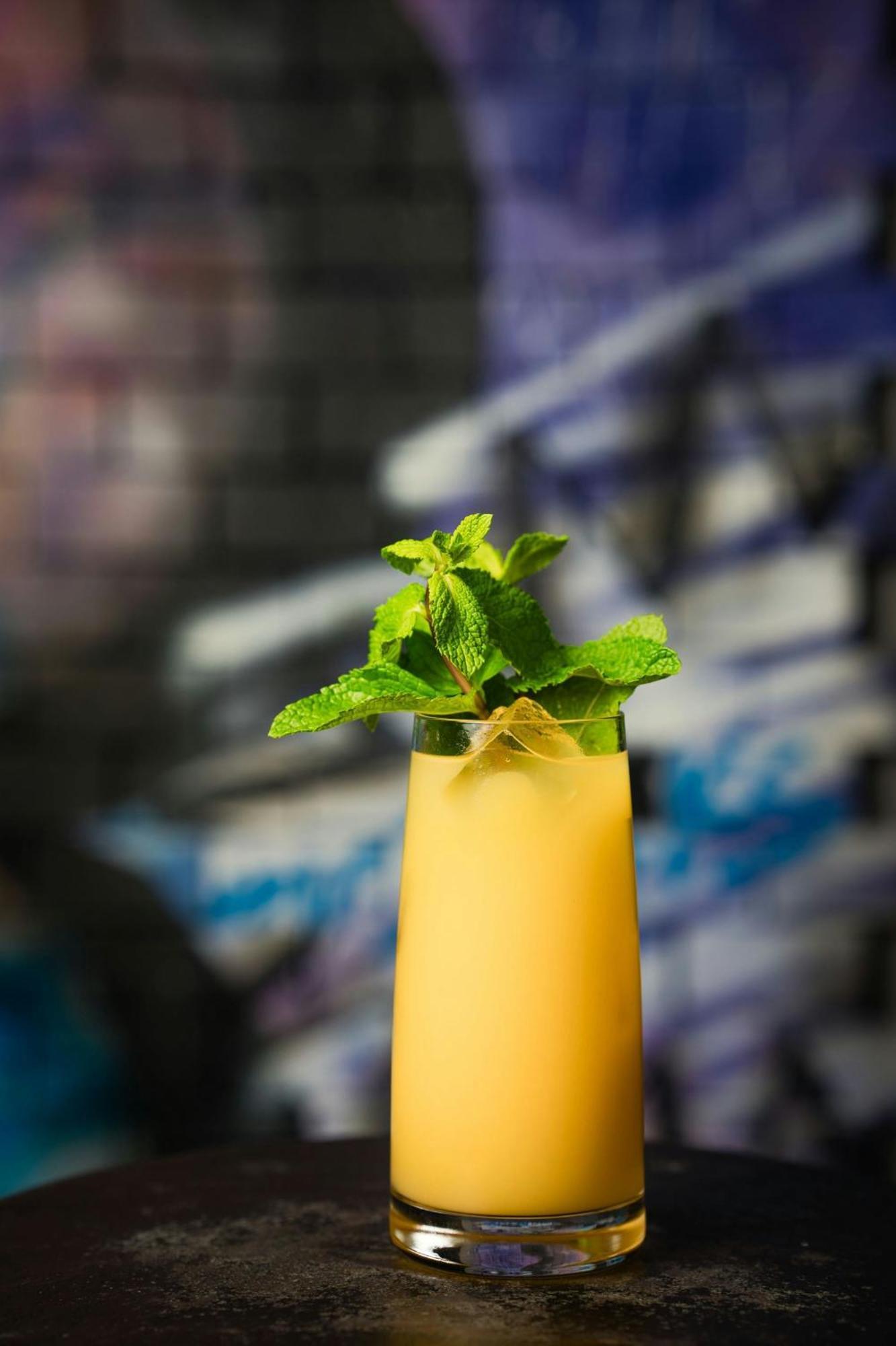 Renaissance Hamburg Hotel Екстер'єр фото A mango lassi