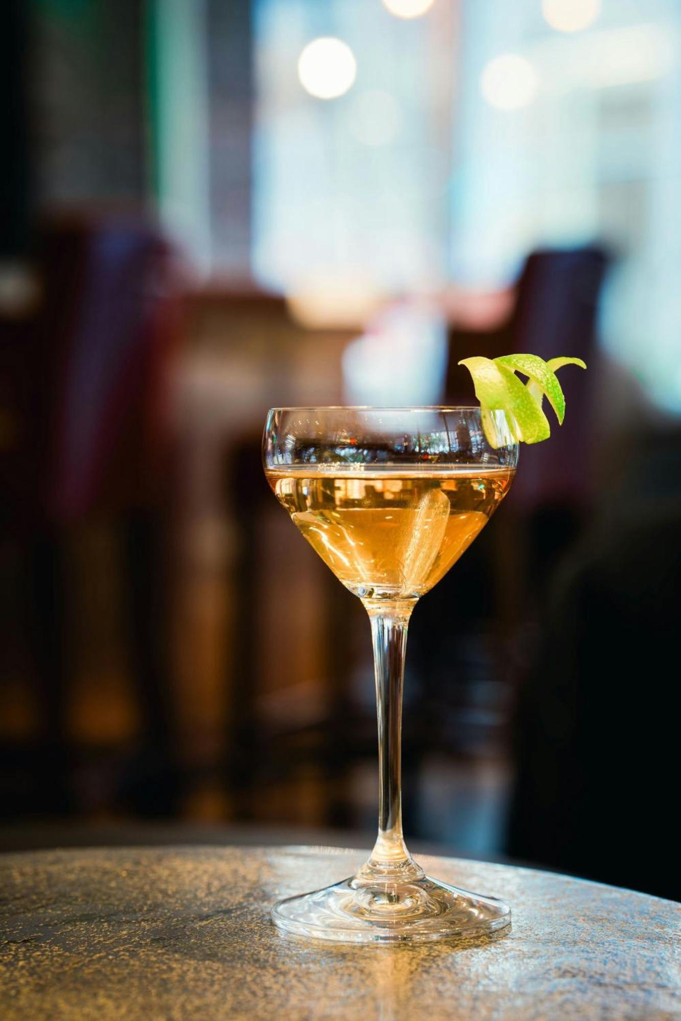 Renaissance Hamburg Hotel Екстер'єр фото A French 75