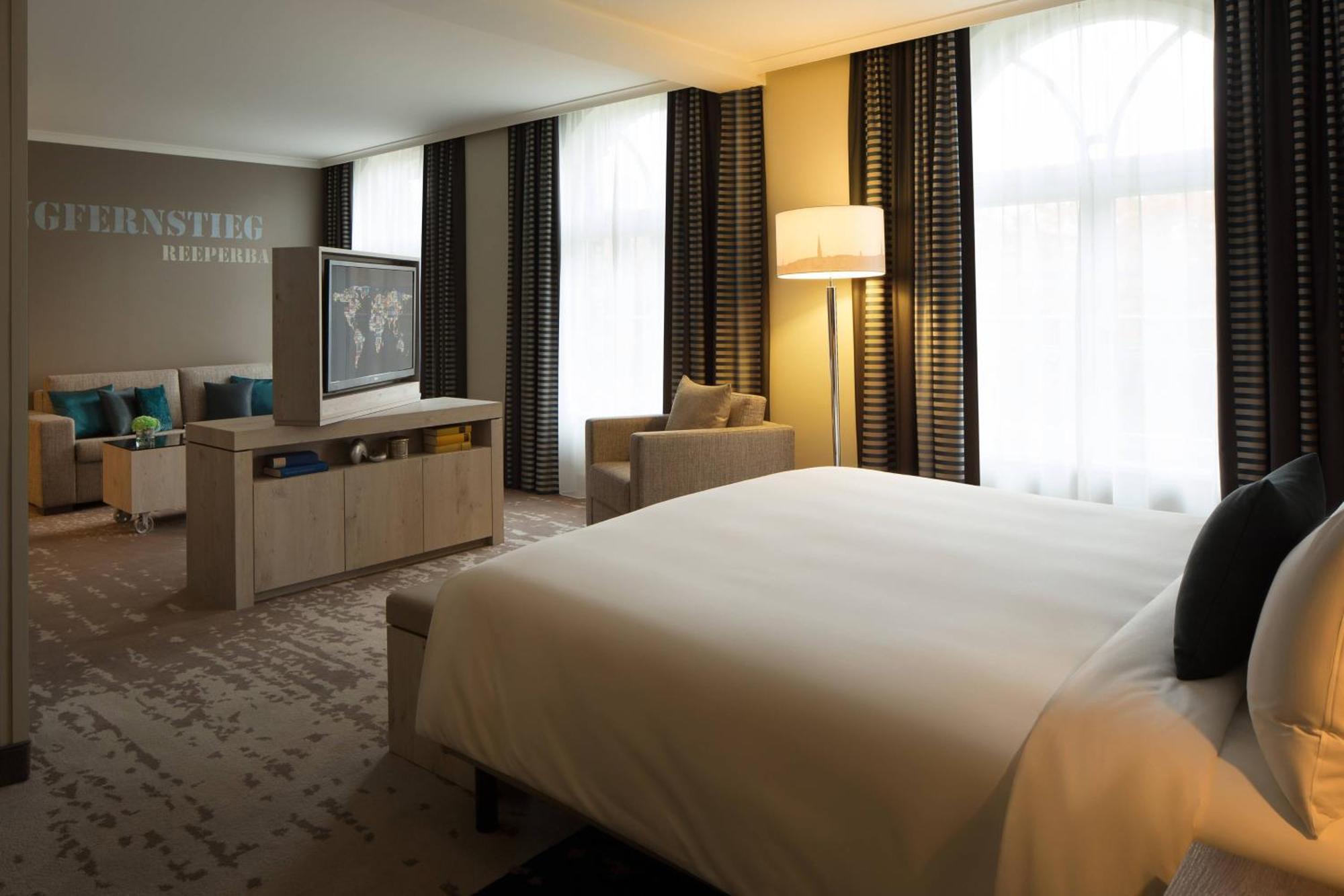 Renaissance Hamburg Hotel Екстер'єр фото A room at the hotel