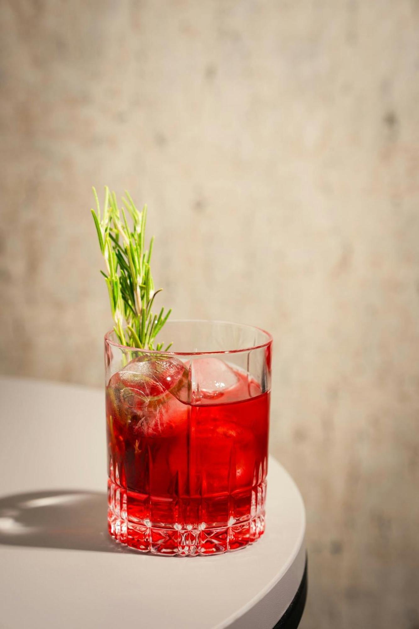 Renaissance Hamburg Hotel Екстер'єр фото A Negroni garnished with a sprig of rosemary