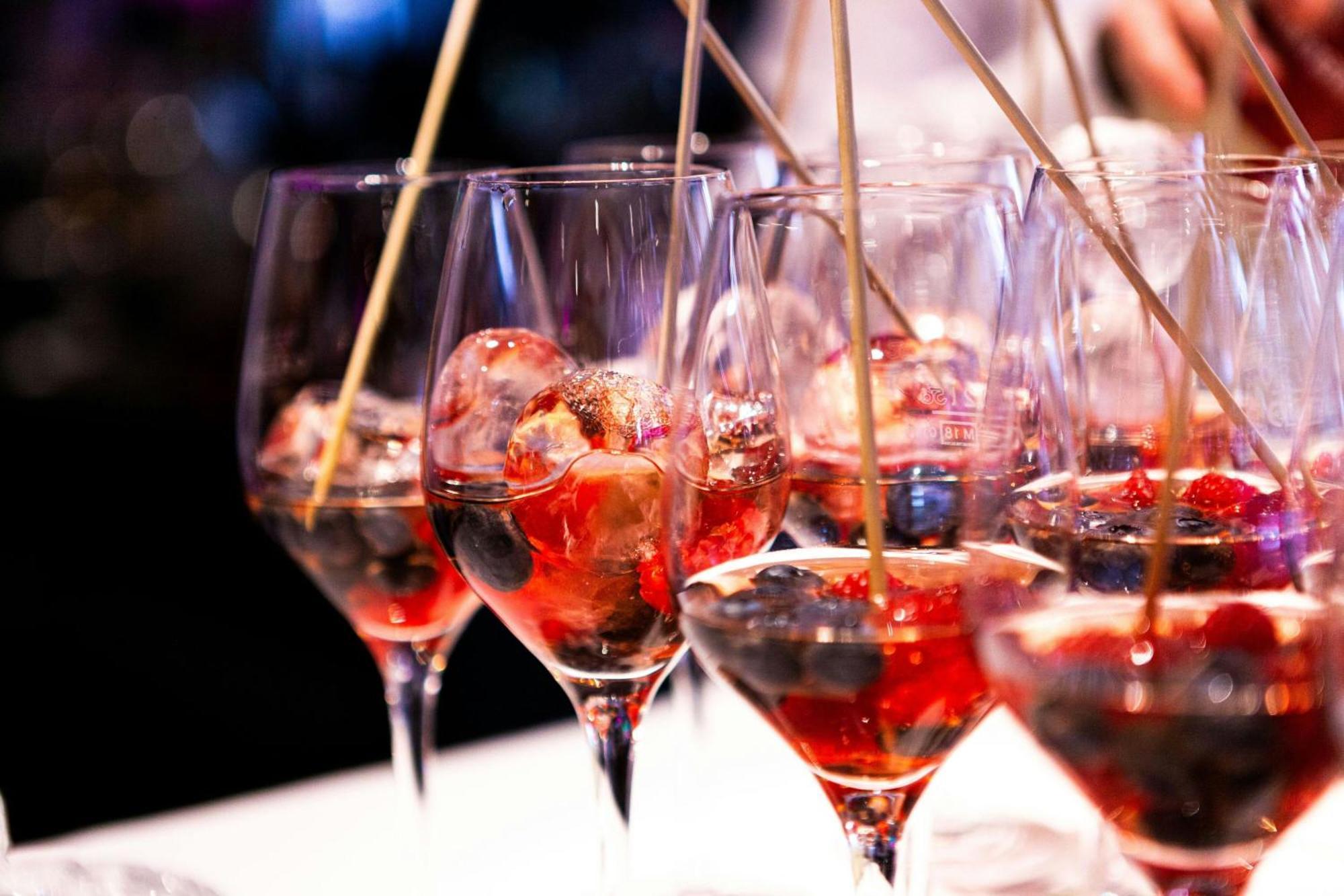 Renaissance Hamburg Hotel Екстер'єр фото A row of cocktails