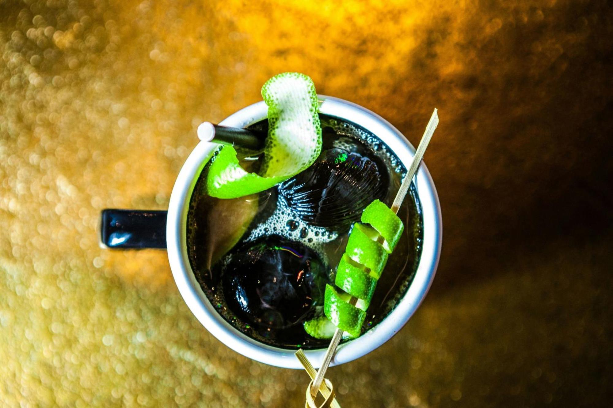 Renaissance Hamburg Hotel Екстер'єр фото A cup of coffee with a twist of lime