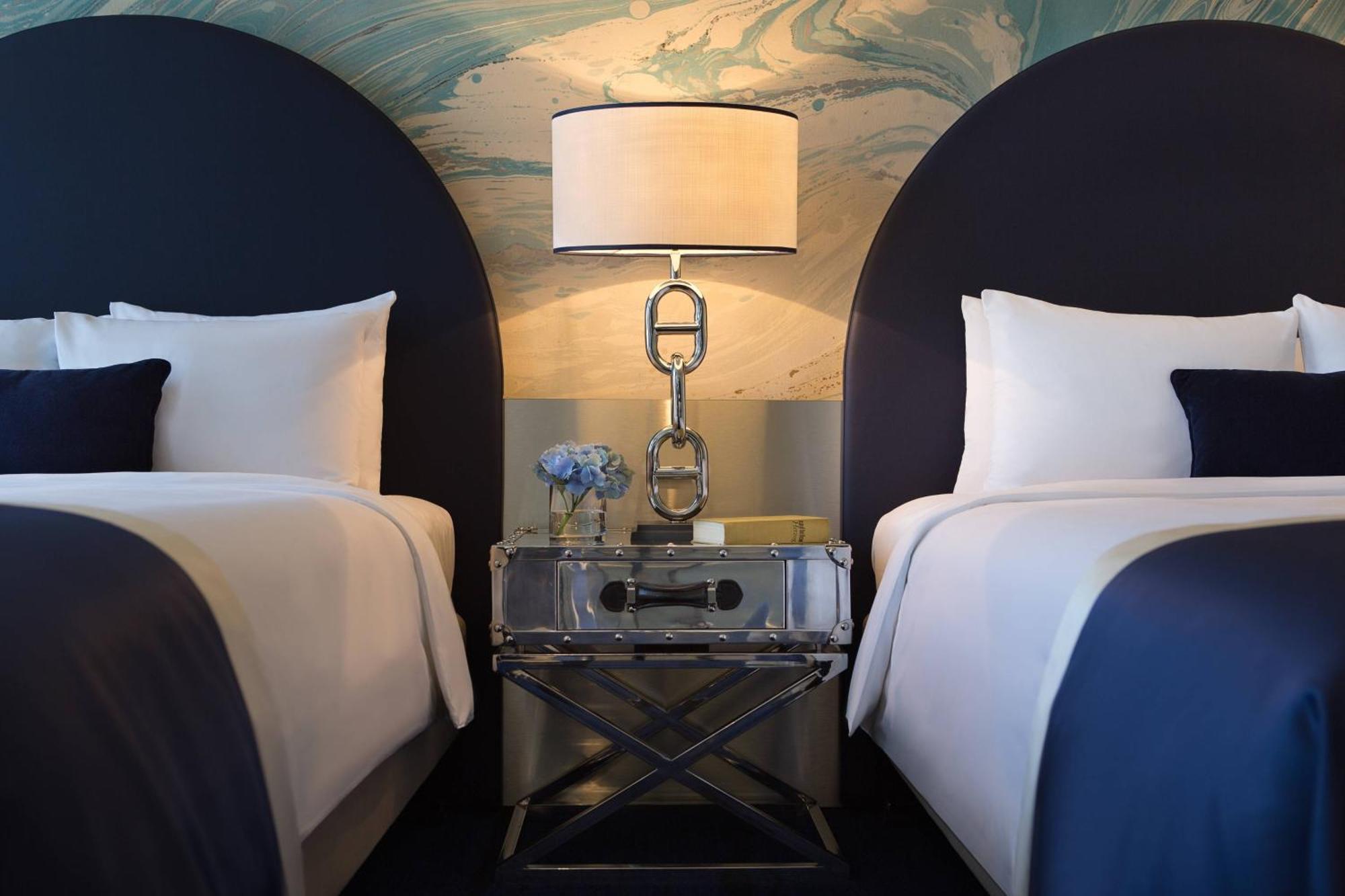 Renaissance Hamburg Hotel Екстер'єр фото A guest room at the Hotel Indigo
