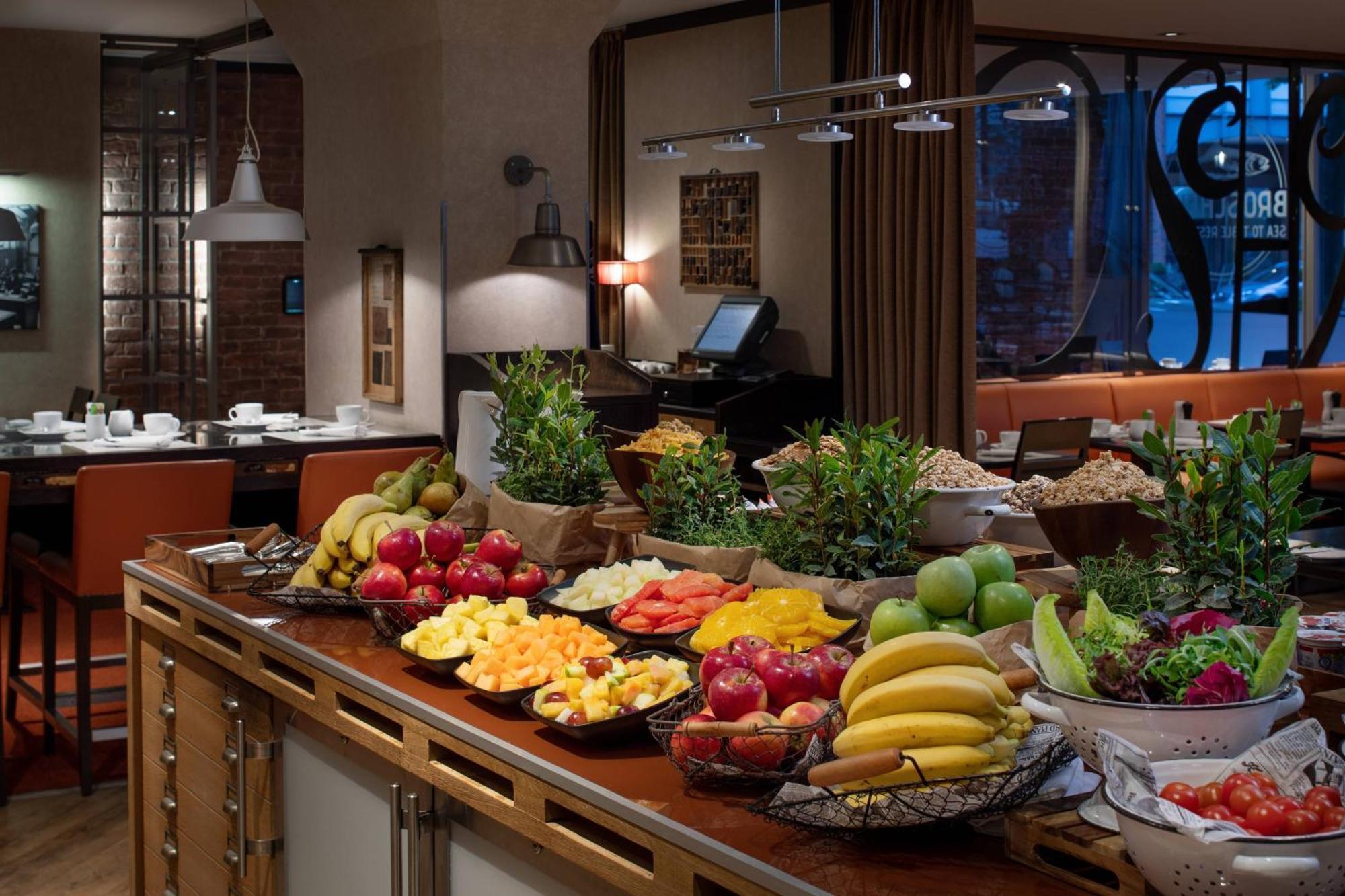 Renaissance Hamburg Hotel Екстер'єр фото A buffet at a hotel