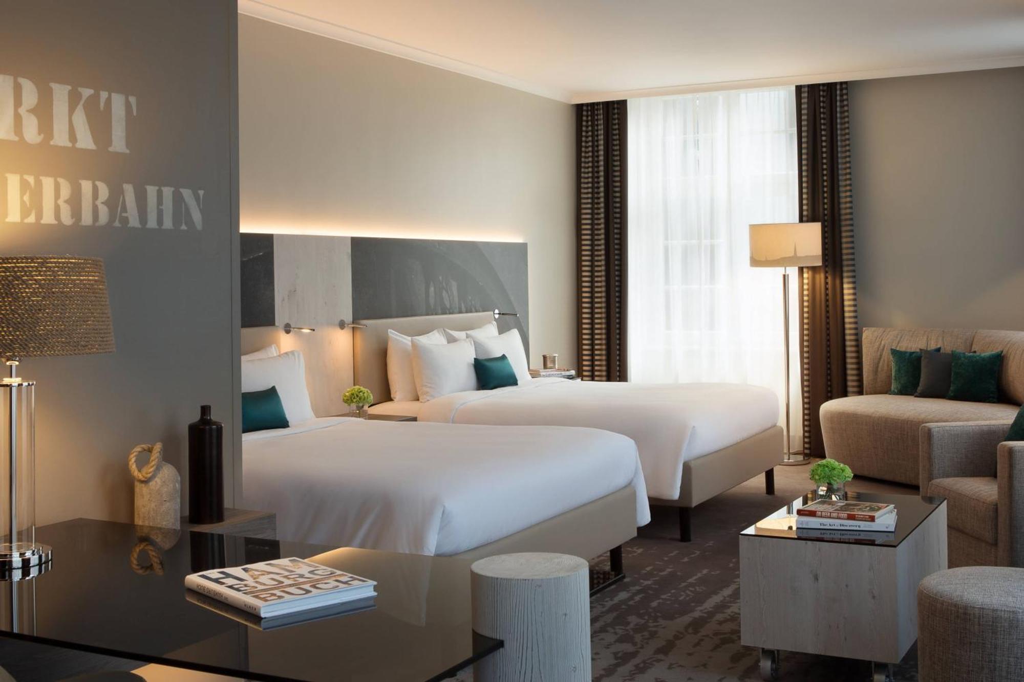 Renaissance Hamburg Hotel Екстер'єр фото A room at the hotel