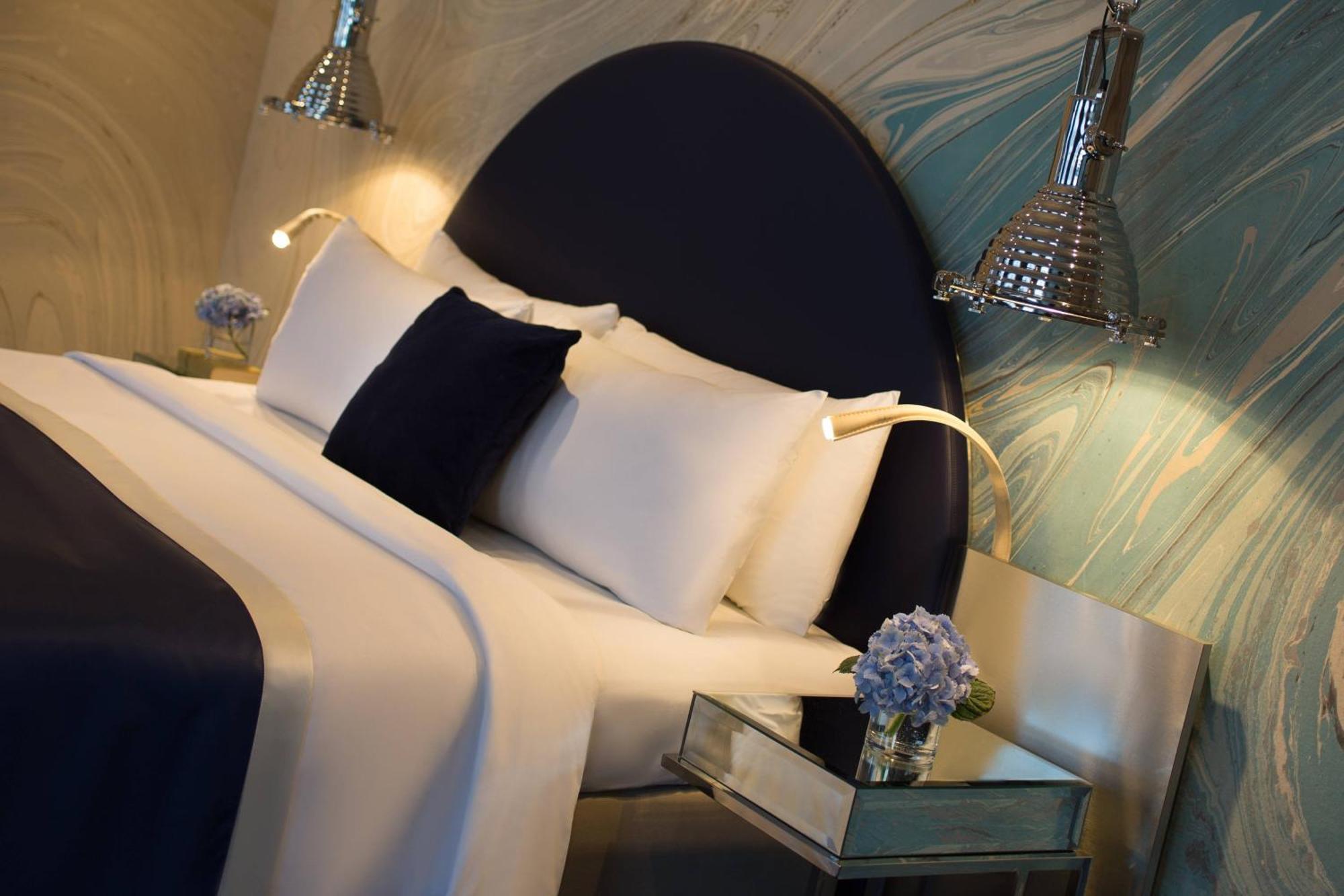 Renaissance Hamburg Hotel Екстер'єр фото A bedroom at the hotel
