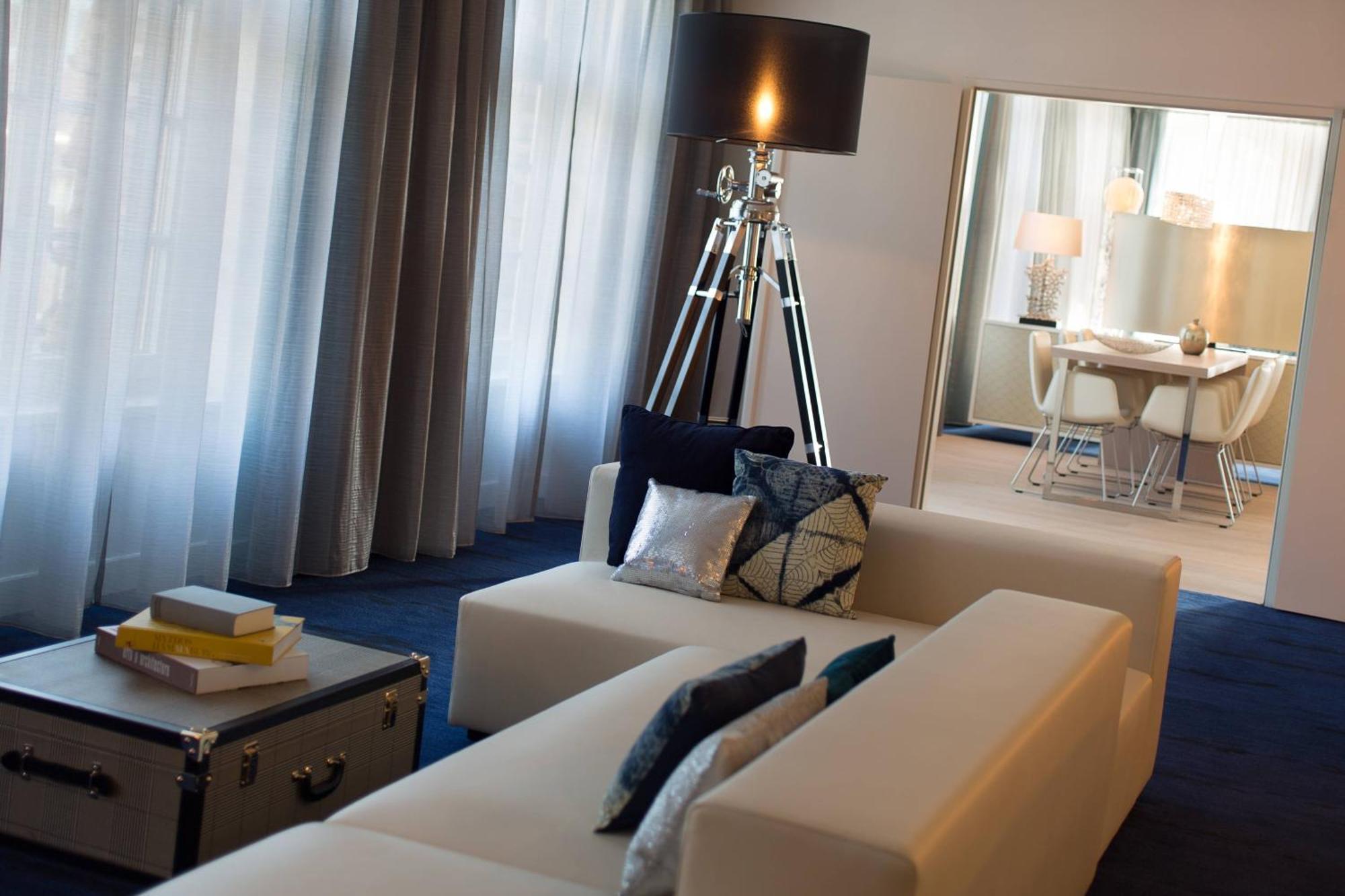 Renaissance Hamburg Hotel Екстер'єр фото A suite at the hotel