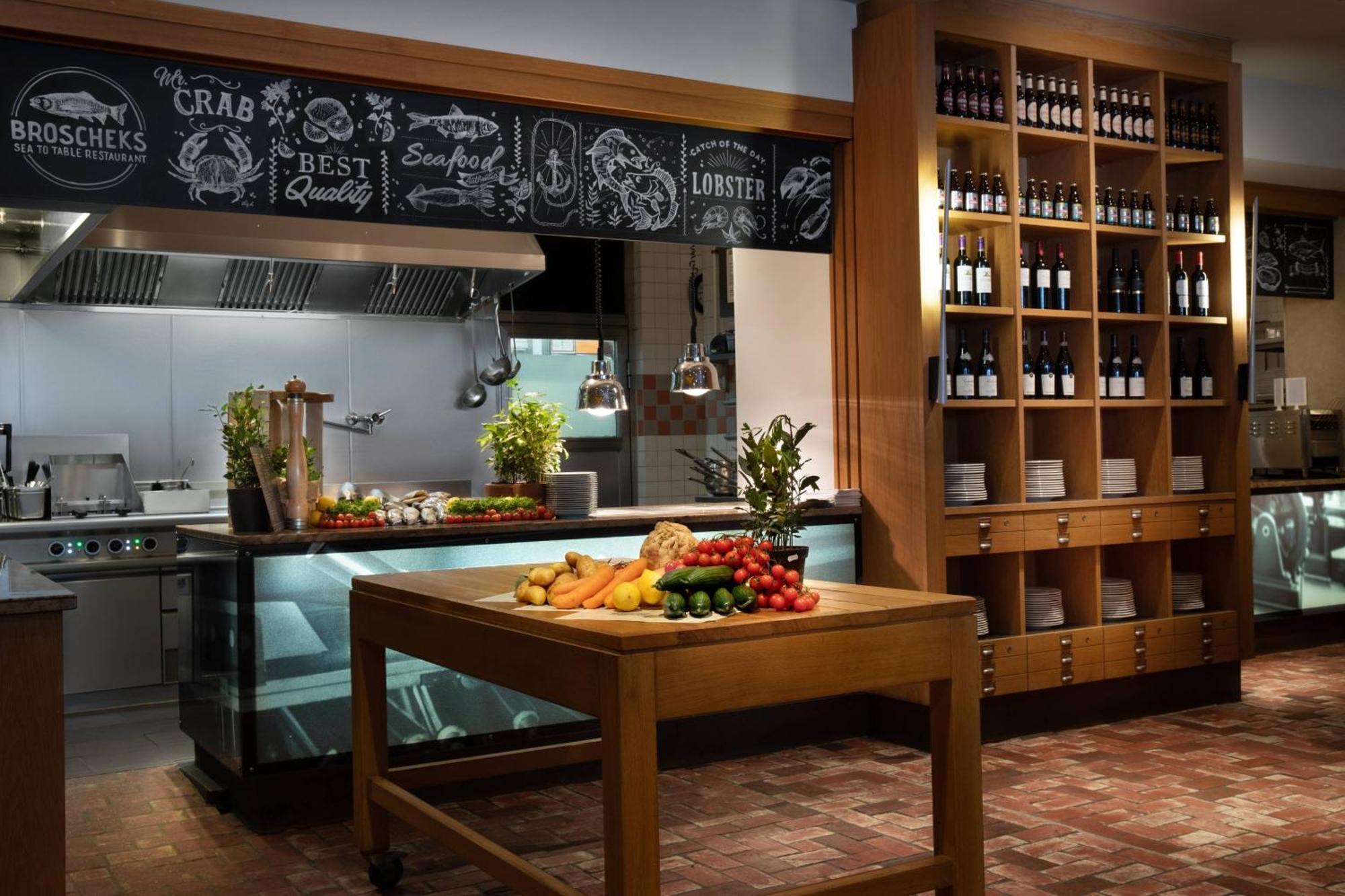 Renaissance Hamburg Hotel Екстер'єр фото The kitchen at the restaurant