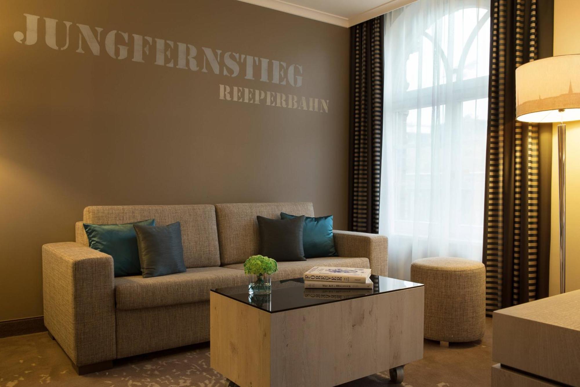 Renaissance Hamburg Hotel Екстер'єр фото A suite at the hotel