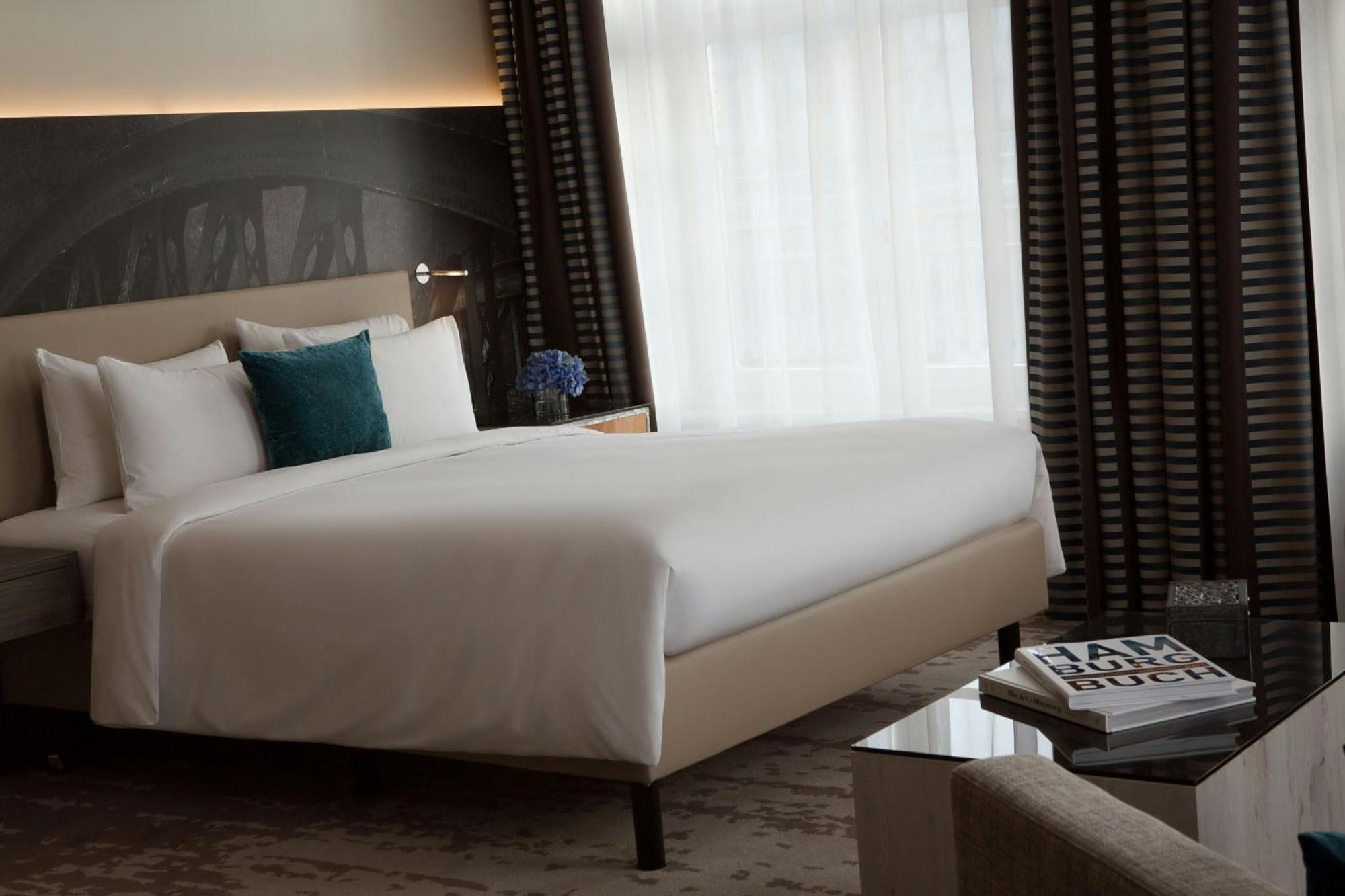 Renaissance Hamburg Hotel Екстер'єр фото A bedroom at the hotel