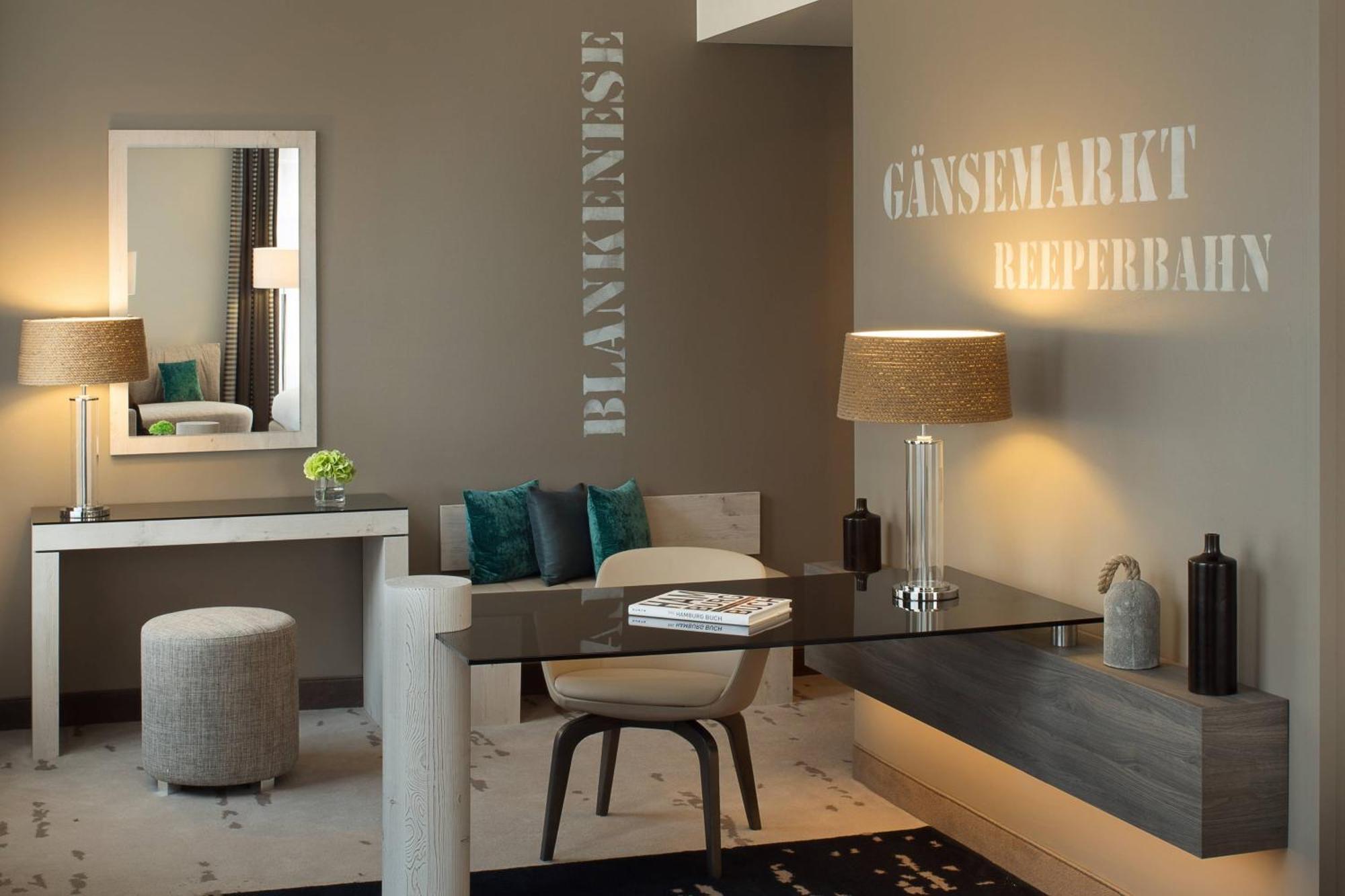 Renaissance Hamburg Hotel Екстер'єр фото A room at the hotel
