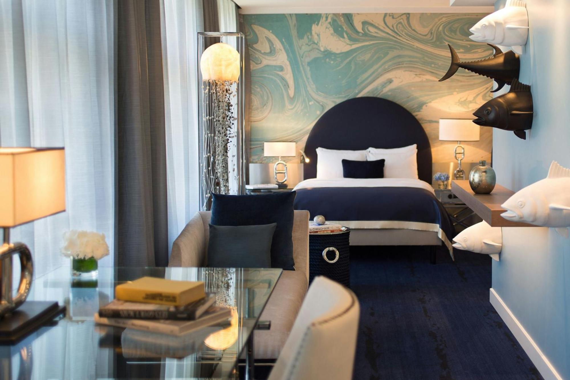 Renaissance Hamburg Hotel Екстер'єр фото A room at the Hotel de Crillon