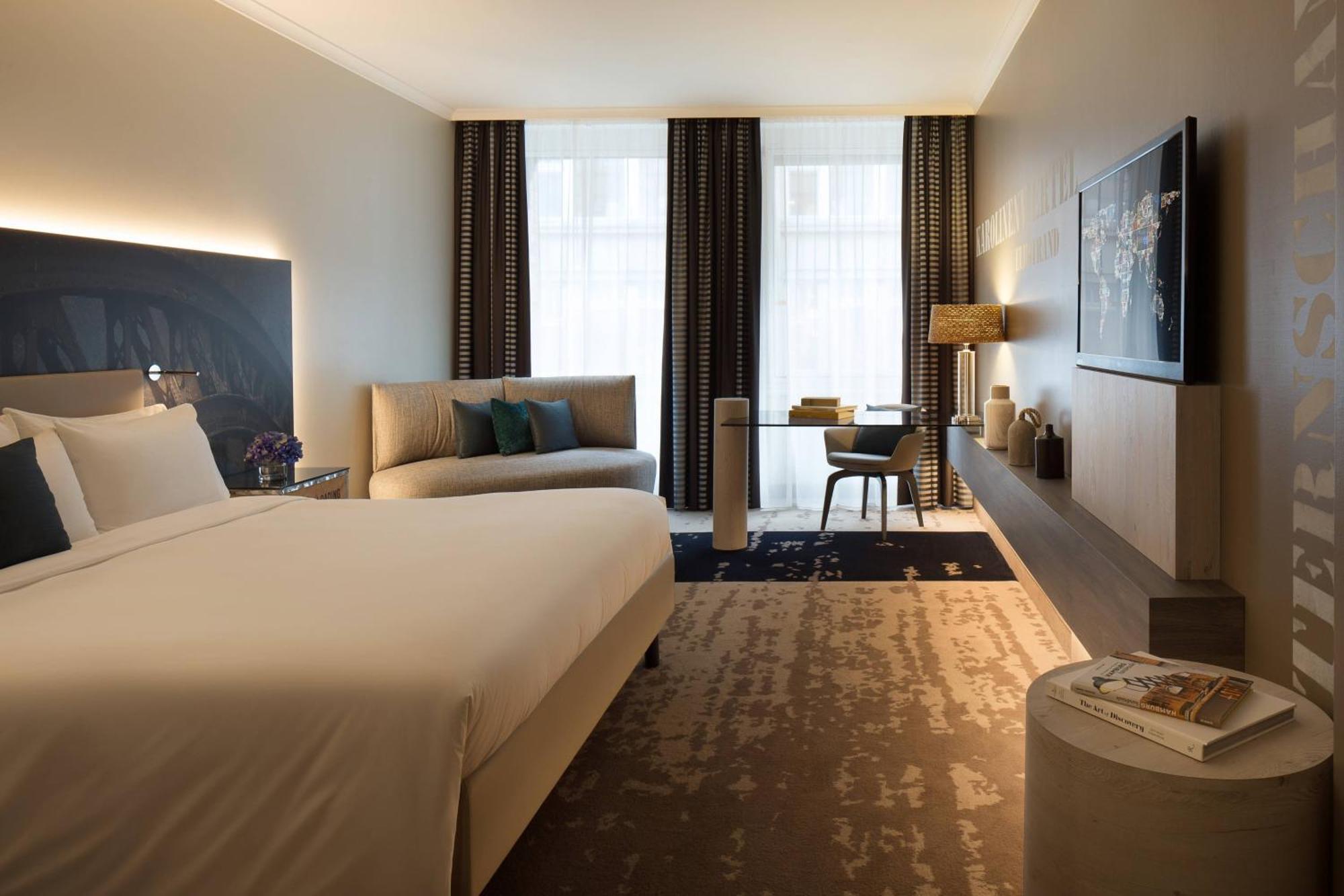 Renaissance Hamburg Hotel Екстер'єр фото A room at the hotel