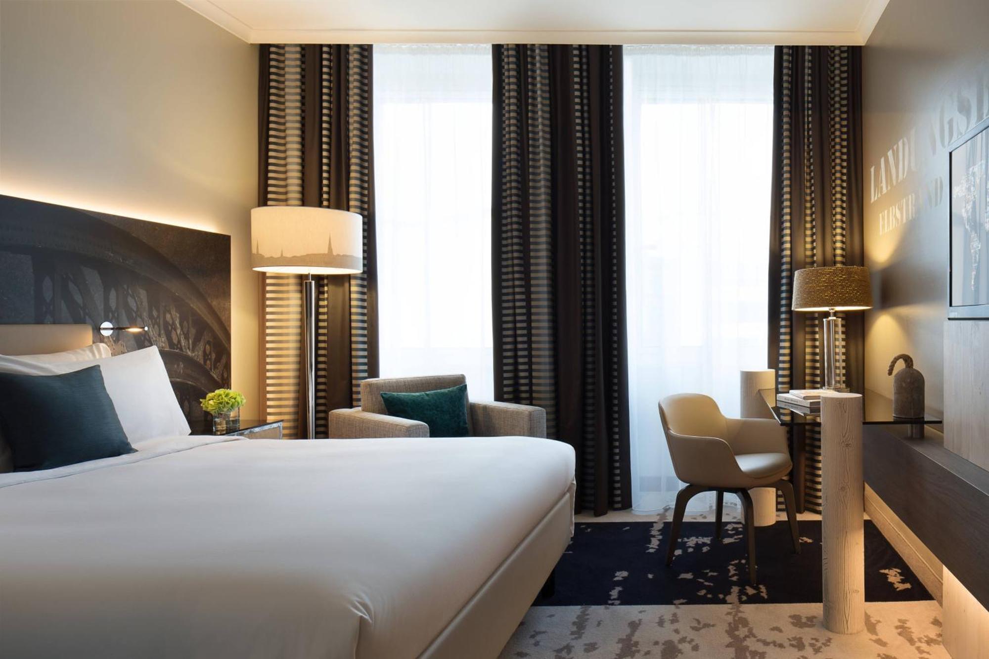 Renaissance Hamburg Hotel Екстер'єр фото A room at the hotel